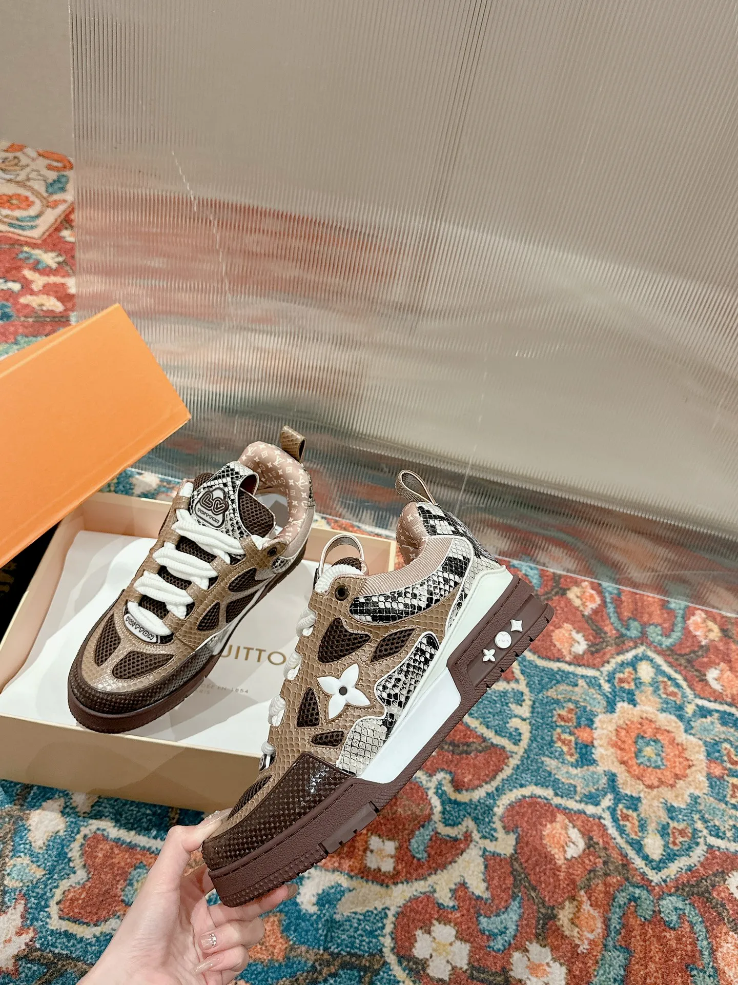 👟👟Ex-factory price 800👟👟 Louis Vuiton·Louis Vuitton🍀 🍀 LV Skate series bread shoes-skateboard shoes-basketball shoes-casual sports shoes top version🔝original purchase, development and production👍🏻[Fireworks] LV Skate has continued The View professional skateboard shoes since 2020. This style continues the fat version of the 90s. Designers added playful touches such as an open mesh tongue and exaggerated laces that pay homage to Axion, es and DC. Unlike your typical skate shoe, this LVSK8 sneaker is made from nubuck leather with TPU trim and Monogram texture. Finally, there are the logos on the heel and tongue as well as the floral pattern on the side. ☑️ Fabric: Original customized first-layer cowhide + breathable mesh ☑️ Lining: Original imported breathable mesh ☑️ Size: Female 35-40 Male 39-44 (Female 40, Male 45.46 customized, non-refundable)